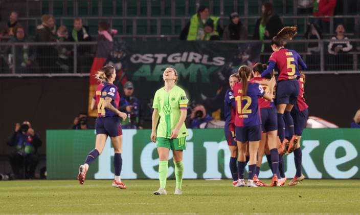 Frauen UWCL: VfL Wolfsburg vs FC Barcelona, Barca Wolfsburg, 19.03.2025, Fußball, Frauen, Saison 24 25, Women s Champions League, Viertelfinale, Hinspiel, VfL Wolfsburg vs FC Barcelona, Bild zeigt: Svenja Huth (VfL, 10) ist enttäuscht, Im Hintergrund: Jubel bei Barca über das Tor zum 4:1 durch Sydney Schertenleib (FCB, 30) Wolfsburg