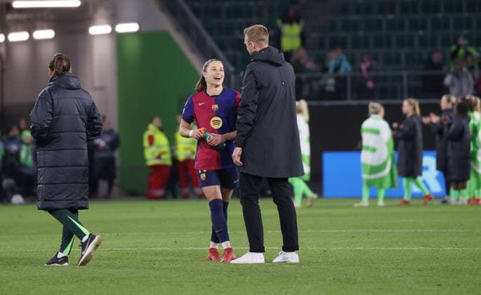 Frauen UWCL: VfL Wolfsburg vs FC Barcelona, Barca Wolfsburg, 19.03.2025, Fußball, Frauen, Saison 24 25, Women s Champions League, Viertelfinale, Hinspiel, VfL Wolfsburg vs FC Barcelona, Bild zeigt: Emotionen nach dem Abpfiff: Ewa Pajor (FCB, 17) mit VfL-Trainer Tommy Stroot Wolfsburg