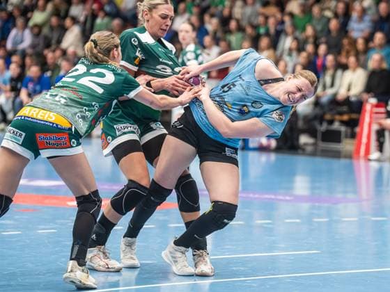 Sport Themen der Woche KW12 Sport Bilder des Tages Jolina Huhnstock (Buxtehuder SV, 45) im Duell mit Luisa Schulze (Frisch Auf Frauen, 33) und Sina Ehmann (Frisch Auf Frauen, 22), Frisch Auf Goeppingen vs. Buxtehuder SV, Handball, 1. Bundesliga, Spielzeit 2024 2025, 19.03.2025 Frisch Auf Goeppingen vs. Buxtehuder SV, Handball, 1. Bundesliga, Spielzeit 2024 2025, 19.03.2025 Goeppingen *** Jolina Huhnstock Buxtehuder SV, 45 in duel with Luisa Schulze Frisch Auf Women, 33 and Sina Ehmann Frisch Auf Women, 22 , Frisch Auf Goeppingen vs Buxtehuder SV, Handball, 1 Bundesliga, Season 2024 2025, 19 03 2025 Frisch Auf Goeppingen vs Buxtehuder SV, Handball, 1 Bundesliga, Season 2024 2025, 19 03 2025 Goeppingen Copyright: xMichaelxSchmidt Eibner-Pressefotx EP_MST