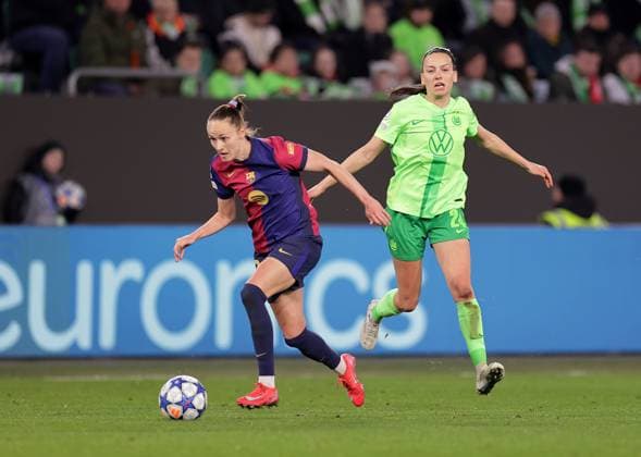 Caroline Graham Hansen FC Barcelona, Barca , Joelle Wedemeyer (VfL Wolfsburg) Fussball, Frauen, Saison 2024 2025, UWCL Viertelfinale, Hinspiel, Volkswagen Arena , VfL Wolfsburg gegen FC Barcelona, 1-4 DFL REGULATIONS PROHIBIT ANY USE OF PHOTOGRAPHS AS IMAGE SEQUENCES AND OR QUASI-VIDEO.