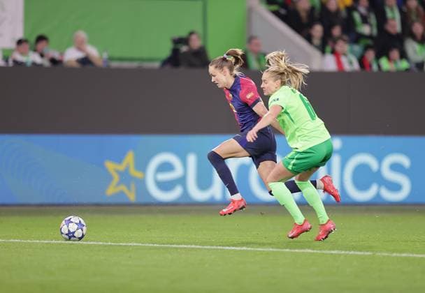 Janina Minge (VfL Wolfsburg), Caroline Graham Hansen FC Barcelona, Barca Fussball, Frauen, Saison 2024 2025, UWCL Viertelfinale, Hinspiel, Volkswagen Arena , VfL Wolfsburg gegen FC Barcelona, 1-4 DFL REGULATIONS PROHIBIT ANY USE OF PHOTOGRAPHS AS IMAGE SEQUENCES AND OR QUASI-VIDEO.