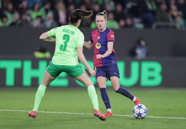 Caitlin Dijkstra (VfL Wolfsburg), Caroline Graham Hansen FC Barcelona, Barca Fussball, Frauen, Saison 2024 2025, UWCL Viertelfinale, Hinspiel, Volkswagen Arena , VfL Wolfsburg gegen FC Barcelona, 1-4 DFL REGULATIONS PROHIBIT ANY USE OF PHOTOGRAPHS AS IMAGE SEQUENCES AND OR QUASI-VIDEO.