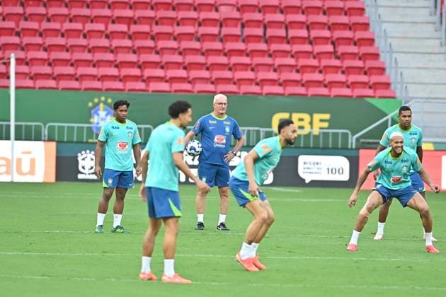 Seleção Brasileira faz treino em Brasília BRASÍLIA, DF - 19.03.2025: SELEÇÃO BRASILEIRA FAZ TREINO EM BRASÍLIA - Photo, Dorival Júnior during training with the Brazilian national team, Nationalteam This Monday (19) the Brazilian National Football Team will hold its last training session before the match against Colombia at the Mané Garrincha stadium for the 2026 World Cup Qualifiers. (Photo: Ton Molina Fotoarena) x2708403x  TonxMolina