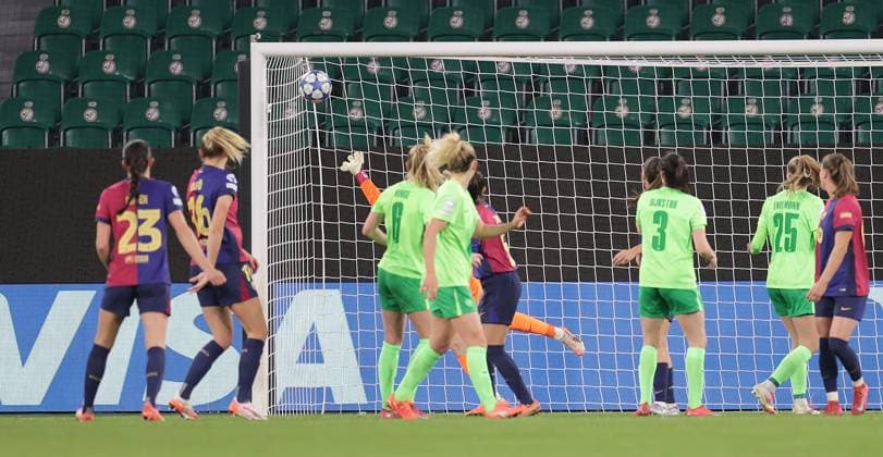 6 Janina Minge (VfL Wolfsburg) koepft hier den Anschlusstreffer zum 1-3 Fussball, Frauen, Saison 2024 2025, UWCL Viertelfinale, Hinspiel, Volkswagen Arena , VfL Wolfsburg gegen FC Barcelona, Barca 1-4 DFL REGULATIONS PROHIBIT ANY USE OF PHOTOGRAPHS AS IMAGE SEQUENCES AND OR QUASI-VIDEO.