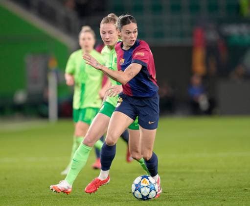 Sarai Linder (VfL Wolfsburg Frauen, 39) und Mariai Leon FC Barcelona, Barca Frauen, 4) GER, VfL Wolfsburg vs. FC Barcelona, Fussball, UEFA Womens Champions League, Viertelfinale Hinspiel, Saison 2024 2025, 19.03.2025 GER, VfL Wolfsburg vs. FC Barcelona, Fussball, UEFA Womens Champions League, Viertelfinale Hinspiel, Saison 2024 2025, 19.03.2025 Wolfsburg Copyright: xEibner-Pressefoto ScottxColemanx EP_SCN