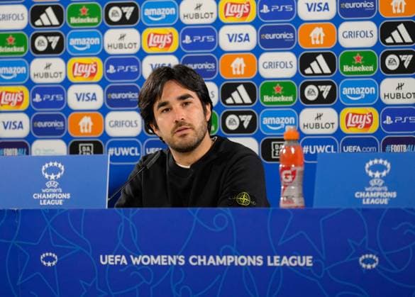 Pere Romeu (Cheftrainer, FC Barcelona, Barca Frauen) in der Pressekonferenz nach dem Spiel. GER, VfL Wolfsburg vs. FC Barcelona, Fussball, UEFA Womens Champions League, Viertelfinale Hinspiel, Saison 2024 2025, 19.03.2025 GER, VfL Wolfsburg vs. FC Barcelona, Fussball, UEFA Womens Champions League, Viertelfinale Hinspiel, Saison 2024 2025, 19.03.2025 Wolfsburg Copyright: xEibner-Pressefoto ScottxColemanx EP_SCN