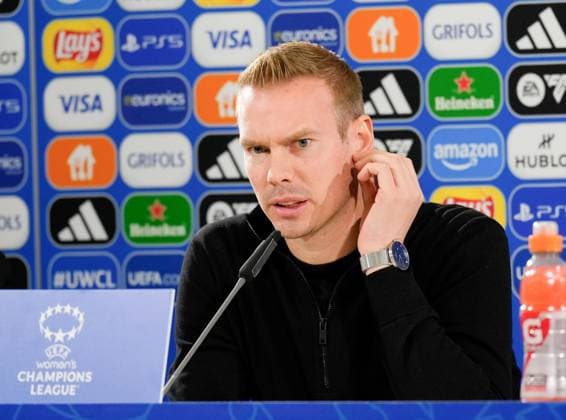Tommy Stroot (Cheftrainer, VfL Wolfsburg Frauen) in der Pressekonferenz nach dem Spiel. GER, VfL Wolfsburg vs. FC Barcelona, Barca Fussball, UEFA Womens Champions League, Viertelfinale Hinspiel, Saison 2024 2025, 19.03.2025 GER, VfL Wolfsburg vs. FC Barcelona, Fussball, UEFA Womens Champions League, Viertelfinale Hinspiel, Saison 2024 2025, 19.03.2025 Wolfsburg Copyright: xEibner-Pressefoto ScottxColemanx EP_SCN