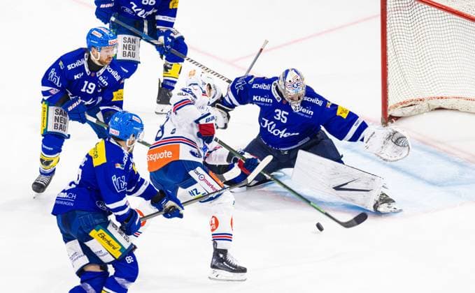 Sport Themen der Woche KW12 Sport Bilder des Tages Ice hockey, Eishockey NL Playoffs, quarter finals, Game 4, EHC Kloten - ZS Kloten, Switzerland, 19th Mar 2025: 38 Rudolf Balcers (ZSC Lions) in front of goalkeeper 35 Ludovic Waeber (Kloten) and the two defenders 19 Steve Kellenberger and 82 Rajan Sataric (both Kloten). (Photo by Andreas Haas dieBildmanufaktur) *** Ice hockey, NL Playoffs, quarter finals, Game 4, EHC Kloten ZS Kloten, Switzerland, 19th Mar 2025 38 Rudolf Balcers ZSC Lions in front of goalkeeper 35 Ludovic Waeber Kloten and the two defenders 19 Steve Kellenberger and 82 Rajan Sataric both Kloten Photo by Andreas Haas dieBildmanufaktur