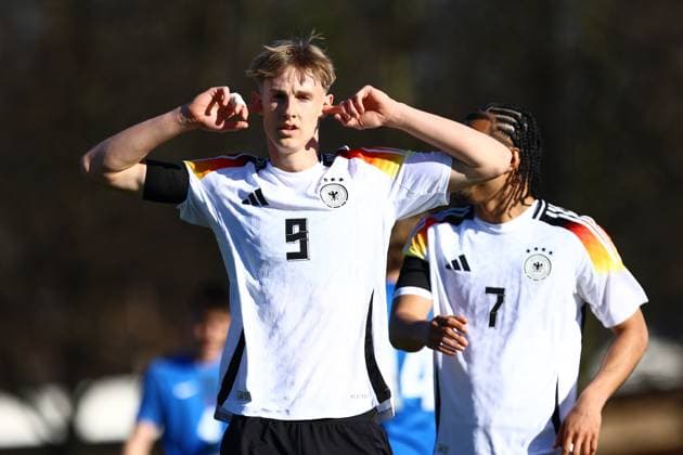 9 Max Moerstedt (Deutschland U19) bejubelt seinen Treffer zum 2:0. Fußball I Junioren I UEFA-U19-Europameisterschaft I Saison 2024-2025 I Qualifikationsturnier I Deutschland U19 - Slowenien U19 I 19.03.2025 I Drömlingstadion