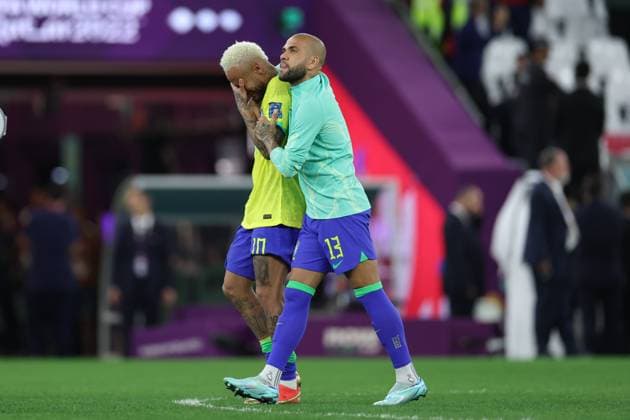 Croatia v Brazil - FIFA World Cup, WM, Weltmeisterschaft, Fussball Qatar 2022 Daniel Alves player from Brazil supports Neymar who cries after defeat in a match against Croatia valid for the quarterfinals of the FIFA World Cup in Qatar at the Education City Stadium in Doha, Qatar. 09 December 2022 (Photo:William Volcov) DOHA QATAR Copyright: xWILLIAMxVOLCOVx