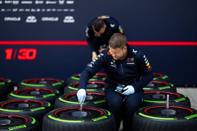F1 - CHINESE GRAND PRIX 2025 Red Bull Racing mechanic, mecanicien, mechanics Pirelli tyres, pneus, tyre, pneu, during the Formula 1 Heineken Chinese Grand Prix 2025, 2nd round of the 2025 FIA Formula One World Championship, WM, Weltmeisterschaft from March 21 to 23, 2025 on the Shanghai International Circuit, in Shanghai, China - ShanghaiChina Copyright: xJavierxJimenezx