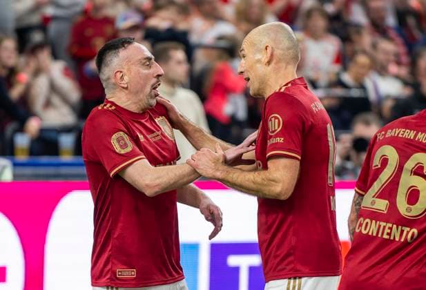 17.03.2025, Fussball, das FC Bayern München Legenden-Turnier FRANZ BECKENBAUER CUP, im SAP-Garden München. Arjen Robben (re, Bayern München) und Franck Ribery (li)