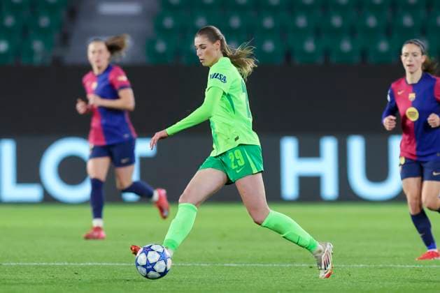 Jule Brand (VfL Wolfsburg) kontrolliert den Ball, UEFA Women s Champions League Quarter Finals First Leg, VfL Wolfsburg and FC Barcelona, Barca Volkswagen-Arena am 19. March 2025 in Wolfsburg, Deutschland. (Foto von Marco Steinbrenner DeFodi Images) Jule Brand (VfL Wolfsburg) controls the ball, UEFA Women s Champions League Quarter Finals First Leg, VfL Wolfsburg and FC Barcelona, Volkswagen-Arena, March 19, 2025 in Wolfsburg, Germany. (Photo by Marco Steinbrenner DeFodi Images)