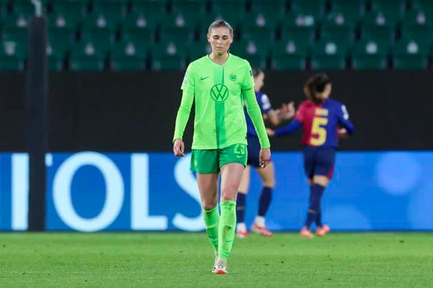 Jule Brand (VfL Wolfsburg) schaut enttaeuscht, UEFA Women s Champions League Quarter Finals First Leg, VfL Wolfsburg and FC Barcelona, Barca Volkswagen-Arena am 19. March 2025 in Wolfsburg, Deutschland. (Foto von Marco Steinbrenner DeFodi Images) Jule Brand (VfL Wolfsburg) looks dejected, UEFA Women s Champions League Quarter Finals First Leg, VfL Wolfsburg and FC Barcelona, Volkswagen-Arena, March 19, 2025 in Wolfsburg, Germany. (Photo by Marco Steinbrenner DeFodi Images)