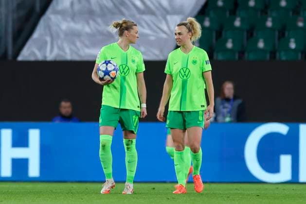 Alexandra Popp (VfL Wolfsburg) und Lena Lattwein (VfL Wolfsburg) schauen enttaeuscht, UEFA Women s Champions League Quarter Finals First Leg, VfL Wolfsburg and FC Barcelona, Barca Volkswagen-Arena am 19. March 2025 in Wolfsburg, Deutschland. (Foto von Marco Steinbrenner DeFodi Images) Alexandra Popp (VfL Wolfsburg) und Lena Lattwein (VfL Wolfsburg) look dejected, UEFA Women s Champions League Quarter Finals First Leg, VfL Wolfsburg and FC Barcelona, Volkswagen-Arena, March 19, 2025 in Wolfsburg, Germany. (Photo by Marco Steinbrenner DeFodi Images)