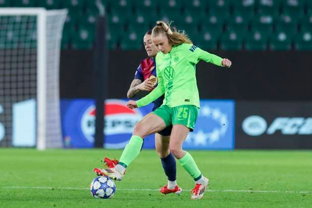 Maria Leon FC Barcelona, Barca und Vivien Endemann (VfL Wolfsburg) kaempfen um den Ball, UEFA Women s Champions League Quarter Finals First Leg, VfL Wolfsburg and FC Barcelona, Volkswagen-Arena am 19. March 2025 in Wolfsburg, Deutschland. (Foto von Marco Steinbrenner DeFodi Images) Maria Leon (FC Barcelona) und Vivien Endemann (VfL Wolfsburg) battle for the ball, UEFA Women s Champions League Quarter Finals First Leg, VfL Wolfsburg and FC Barcelona, Volkswagen-Arena, March 19, 2025 in Wolfsburg, Germany. (Photo by Marco Steinbrenner DeFodi Images)