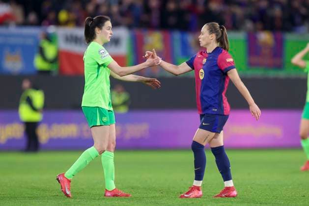 Caitlin Dijkstra (VfL Wolfsburg) und Ewa Pajor FC Barcelona, Barca geben sich die Hand, UEFA Women s Champions League Quarter Finals First Leg, VfL Wolfsburg and FC Barcelona, Volkswagen-Arena am 19. March 2025 in Wolfsburg, Deutschland. (Foto von Marco Steinbrenner DeFodi Images) Caitlin Dijkstra (VfL Wolfsburg) und Ewa Pajor (FC Barcelona) shake hands, UEFA Women s Champions League Quarter Finals First Leg, VfL Wolfsburg and FC Barcelona, Volkswagen-Arena, March 19, 2025 in Wolfsburg, Germany. (Photo by Marco Steinbrenner DeFodi Images)