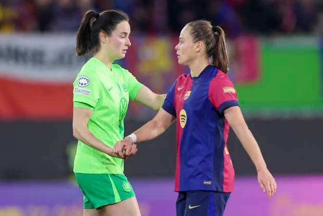 Caitlin Dijkstra (VfL Wolfsburg) und Ewa Pajor FC Barcelona, Barca geben sich die Hand, UEFA Women s Champions League Quarter Finals First Leg, VfL Wolfsburg and FC Barcelona, Volkswagen-Arena am 19. March 2025 in Wolfsburg, Deutschland. (Foto von Marco Steinbrenner DeFodi Images) Caitlin Dijkstra (VfL Wolfsburg) und Ewa Pajor (FC Barcelona) shake hands, UEFA Women s Champions League Quarter Finals First Leg, VfL Wolfsburg and FC Barcelona, Volkswagen-Arena, March 19, 2025 in Wolfsburg, Germany. (Photo by Marco Steinbrenner DeFodi Images)