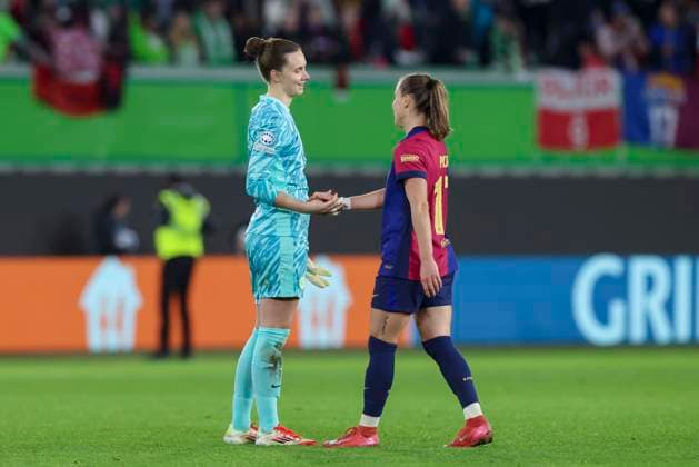 Torhueterin Anneke Borbe (VfL Wolfsburg) und Ewa Pajor FC Barcelona, Barca geben sich die Hand, UEFA Women s Champions League Quarter Finals First Leg, VfL Wolfsburg and FC Barcelona, Volkswagen-Arena am 19. March 2025 in Wolfsburg, Deutschland. (Foto von Marco Steinbrenner DeFodi Images) Torhueterin Anneke Borbe (VfL Wolfsburg) und Ewa Pajor (FC Barcelona) shake hands, UEFA Women s Champions League Quarter Finals First Leg, VfL Wolfsburg and FC Barcelona, Volkswagen-Arena, March 19, 2025 in Wolfsburg, Germany. (Photo by Marco Steinbrenner DeFodi Images)