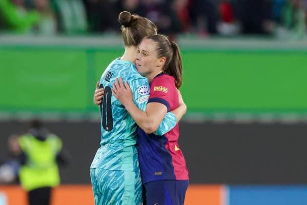 Torhueterin Anneke Borbe (VfL Wolfsburg) und Ewa Pajor FC Barcelona, Barca umarmen sich, UEFA Women s Champions League Quarter Finals First Leg, VfL Wolfsburg and FC Barcelona, Volkswagen-Arena am 19. March 2025 in Wolfsburg, Deutschland. (Foto von Marco Steinbrenner DeFodi Images) Torhueterin Anneke Borbe (VfL Wolfsburg) und Ewa Pajor (FC Barcelona) hugh each other, UEFA Women s Champions League Quarter Finals First Leg, VfL Wolfsburg and FC Barcelona, Volkswagen-Arena, March 19, 2025 in Wolfsburg, Germany. (Photo by Marco Steinbrenner DeFodi Images)