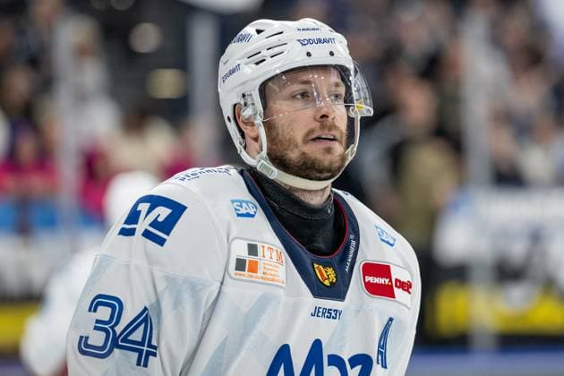 Tom Kuehnhackl (Adler Mannheim, 34). GER, EHC Red Bull Muenchen vs. Adler Mannheim, Eishockey, DEL, Playoffs, Viertelfinale Spiel 2, Saison 2024 2025, 19.03.2025. GER, EHC Red Bull Muenchen vs. Adler Mannheim, Eishockey, DEL, Playoffs, Viertelfinale Spiel 2, Saison 2024 2025, 19.03.2025. Muenchen *** Tom Kuehnhackl Adler Mannheim, 34 GER, EHC Red Bull Muenchen vs Adler Mannheim, Ice Hockey, DEL, Playoffs, Quarterfinals Game 2, Season 2024 2025, 19 03 2025 GER, EHC Red Bull Muenchen vs Adler Mannheim, Ice Hockey, DEL, Playoffs, Quarterfinals Game 2, Season 2024 2025, 19 03 2025 Muenchen Copyright: xEibner-Pressefoto HeikexFeinerx EP_HFR