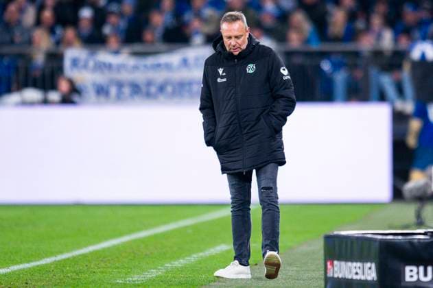 14.03.2025 - Fußball, 2024 2025, 2. Bundesliga, 26. Spieltag, FC Schalke 04 - Hannover 96: Andre Breitenreiter (Trainer - Hannover) DFL REGULATIONS PROHIBIT ANY USE OF PHOTOGRAPHS AS IMAGE SEQUENCES AND OR QUASI-VIDEO. Gelsenkirchen Nordrhein-Westfalen Deutschland Veltins Arena