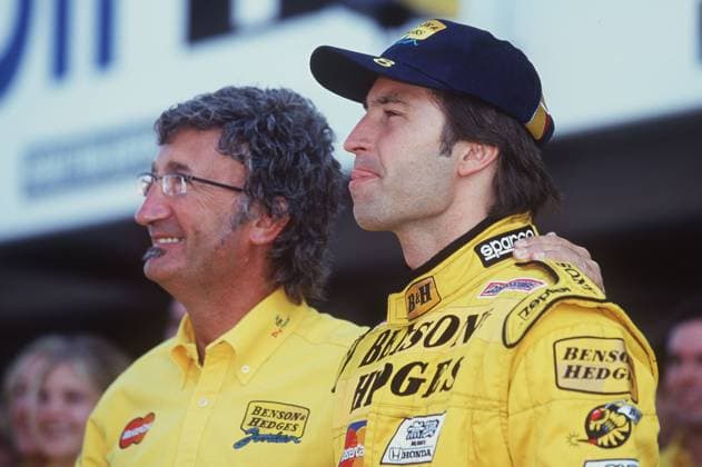 Archivbilder der Woche SPORT KW12 ARCHIVFOTO: Eddie JORDAN ist im Alter von 76 Jahren gestorbenSN09099910SP.jpg Motorsport, Formel 1,Heinz Harald FRENTZEN,D,Team Jordan Mugen Honda,neben Teamchef Eddy JORDAN,schauen beide in die gleiche Richtung,QF *** ARCHIVE PHOTO Eddie JORDAN has died at the age of 76SN09099910SP jpg Motorsport, Formula 1,Heinz Harald FRENTZEN,D,Team Jordan Mugen Honda,next to team boss Eddy JORDAN,both looking in the same direction,QF