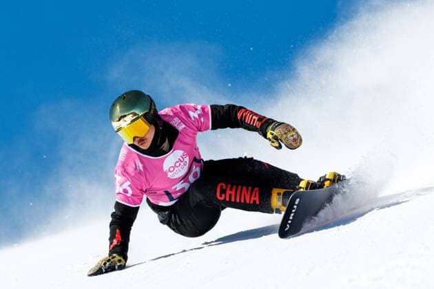 Bilder des Jahres 2025, Sport 03 März Sport Themen der Woche KW12 Sport Bilder des Tages FREE STYLE, SNOWBOARD - FIS SX and SB WC Engadin 2025 SANKT MORITZ,SWITZERLAND,20.MAR.25 - SNOWBOARD - FIS Freestyle Ski and Snowboard World Championships, PGS, parallel giant slalom, ladies, men. Image shows Ye Bi (CHN).  GEPAxpictures xMaticxKlansek