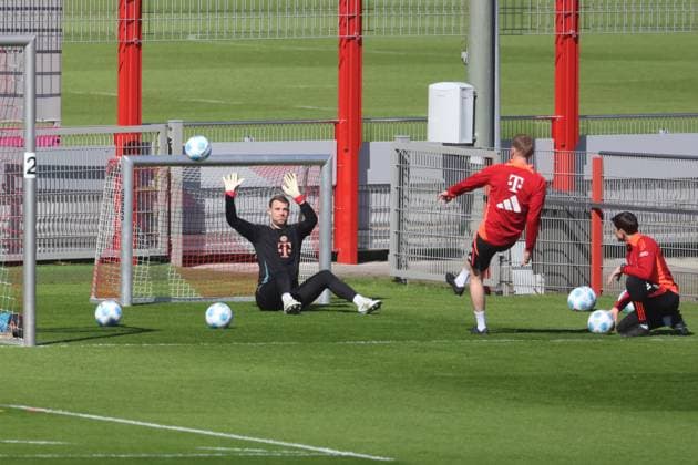 Sport Themen der Woche KW12 Sport Bilder des Tages 1 Manuel Neuer, fängt den Ball, Minitor, TW-TR Michael Rechner, Physiotherapeut Simon Martinello (re.), Reha-Training, am Ball, Balltraining, Portraet, Portrait, Keeper, Torwart, nach Verletzung, Faserriss in der rechten Wade Fussball FC Bayern München Training an der Säbenerstrasse 20.03.2025 FOTO: Mladen Lackovic LakoPress *** 1 Manuel Neuer, catches the ball, Minitor, TW TR Michael Rechner, Physiotherapist Simon Martinello re , rehab training, on the ball, ball training, portrait, portrait, keeper, goalkeeper, after injury, fiber tear in right calf Football FC Bayern Munich training at Säbenerstrasse 20 03 2025 PHOTO Mladen Lackovic LakoPress