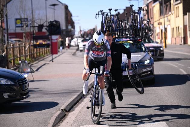 Grand Prix de Denain - Porte du Hainaut 2025 cycling race DENAIN, FRANCE - MARCH 20 : Kielich Timo (BEL) of Alpecin - Deceuninck coping with a technical problem during the Men Elite UCI 1.Pro 66th Grand Prix de Denain - Porte du Hainaut cycling race with start in Denain and finish in Denain (204,4 km) on March 20, 2025 in Denain, France, 20 03 2025 ( Motordriver Stephan Boone & Denain France  Copyright: xTomasxSiskx