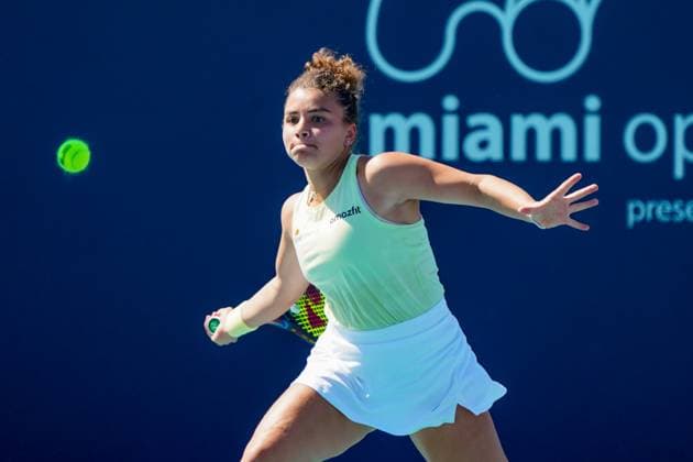 March 20, 2025, Miami, Florida, USA: Jasmine Paolini (ITA) returns a serve from Rebecca Sramkova (not pictured) during womens singles first round at the 2025 Miami Open presented by Itau at Hard Rock Stadium. Miami USA - ZUMAw109 20250320_fap_w109_004 Copyright: xDebbyxWongx