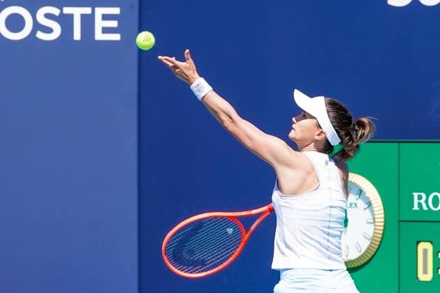 March 20, 2025, Miami, Florida, USA: Lauren Davis (USA) serves the ball to Qinwen Zheng (not pictured) during womens singles first round at the 2025 Miami Open presented by Itau at Hard Rock Stadium. Miami USA - ZUMAw109 20250320_fap_w109_017 Copyright: xDebbyxWongx