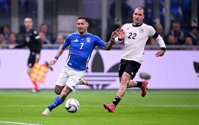 FUSSBALL UEFA Nations League 2024 2025 Viertelfinal Hinspiel in Mailand Italien - Deutschland 20.03.2025 Matteo Politano (li, Italien) gegen David Raum (re, Deutschland)