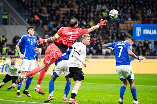 Gianluigi Donnarumma (Italien 01) faustet den Ball weg. Jonathan Burkhardt (Deutschland, 07) ITA, Italien (ITA) vs. Deutschland (GER), Fussball Laenderspiel, UEFA Nations League Viertelfinale Runde1, 2024 2025, 20.03.2025 ITA, Italien (ITA) vs. Deutschland (GER), Fussball Laenderspiel, UEFA Nations League Viertelfinale Runde1, 2024 2025, 20.03.2025 Mailand Copyright: xEibner-Pressefoto RogerxBuerkex EP_RBE