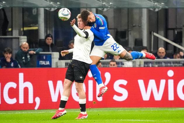 Jonathan Burkhardt (Deutschland Germany, 7) und Giovanni Lorenzo (Italien, Italy, Italia, 22) stossen mit den Köpfen im Zweikampf zusammen - Mailand 20.03.2025: Italien vs. Deutschland, Nations League Viertelfinale Hinspiel, San Siro
