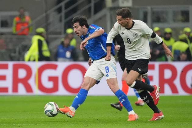 Sandro Tonali (Italien, Italy, Italia, 08) gegen Leon Goretzka (Deutschland Germany, 8) - Mailand 20.03.2025: Italien vs. Deutschland, Nations League Viertelfinale Hinspiel, San Siro