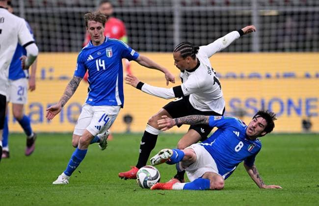 FUSSBALL UEFA Nations League 2024 2025 Viertelfinal Hinspiel in Mailand Italien - Deutschland 20.03.2025 NicolÃ² Rovella (li, Italien) gegen Leroy Sane (mitte, Deutschland) gegen Sandro Tonali (re, Italien)