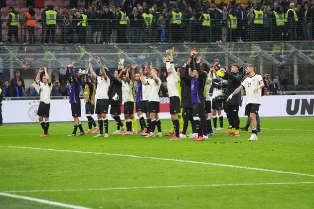 Mannschaft feiert denn Auswärtssieg mit den Fans - Mailand 20.03.2025: Italien vs. Deutschland, Nations League Viertelfinale Hinspiel, San Siro