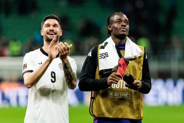 UEFA Nations League: Italien - Deutschland; 20.03.2025 Tim Kleindienst (Deutschland, 9) und Yann-Aurel Bisseck (Deutschland, 17) applaudieren lachend Richtung Fans UEFA Nations League: Italien - Deutschland; Mailand, Stadio San Siro, 20.03.2025 Copyright: xBEAUTIFULxSPORTS Wunderlx