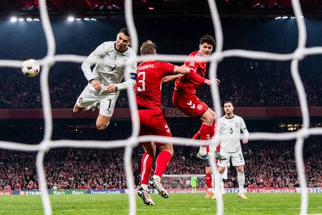 Bilder des Jahres 2025, Sport 03 März Sport Themen der Woche KW12 Sport Bilder des Tages 250320 Cristiano Ronaldo of Portugal against Jannik Vestergaard an Joakim Maehle of Denmark during the Nations League football match between Denmark and Portugal on March 20, 2025 in Copenhagen. Photo: Petter Arvidson BILDBYRAN kod PA PA0995 bbeng fotboll football soccer fotball nations league uefa nations league danmark denmark portugal bbauto *** 250320 Cristiano Ronaldo of Portugal against Jannik Vestergaard an Joakim Maehle of Denmark during the Nations League football match between Denmark and Portugal on March 20, 2025 in Copenhagen Photo Petter Arvidson BILDBYRAN kod PA PA0995 bbeng fotboll football soccer fotball nations league uefa nations league danmark denmark portugal bbauto  Copyright: PETTERxARVIDSON BB250320PA134