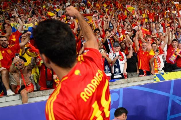 140724 KAI SCHWOERER Rodri of Spain celebrates with fans after the win in the UEFA EURO, EM, Europameisterschaft,Fussball 2024 final match between Spain and England at Olympiastadion on July 14, 2024 in Berlin, Germany. 140724-CPL-ESPvENG-304