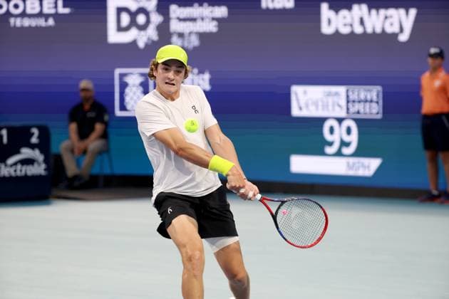 March 20, 2025, Miami Gardens, Florida, United States Of America: MIAMI GARDENS, FLORIDA - MARCH 20: Joao Fonseca of Brazil defeats Learner Tien of the United States during their match on Day 3 at Hard Rock Stadium on March 20, 2025 in Miami Gardens, Florida. ...People: Joao Fonseca Miami Gardens United States Of America - ZUMAs214 20250320_ada_s214_164 Copyright: xSMGx