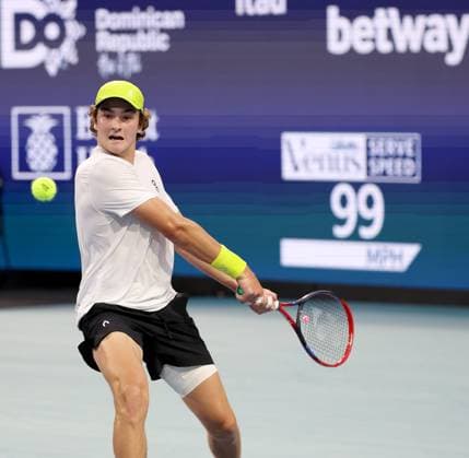 March 20, 2025, Miami Gardens, Florida, United States Of America: MIAMI GARDENS, FLORIDA - MARCH 20: Joao Fonseca of Brazil defeats Learner Tien of the United States during their match on Day 3 at Hard Rock Stadium on March 20, 2025 in Miami Gardens, Florida. ...People: Joao Fonseca Miami Gardens United States Of America - ZUMAs214 20250320_ada_s214_172 Copyright: xSMGx