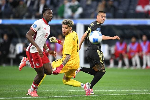 Fußball, CONCACAF Nations League, Mexiko - Kanada RECORD DATE NOT STATED IV CONCACAF NATIONS LEAGUE 2024-2025 Canada vs Mexico Moise Bombito, Dwayne ST. Clair (L) of Canada fights for the ball with Roberto Alvarado (R) of Mexico during the Semifinal match between Canada and Mexican national team, Nationalteam (Mexico) as part Final Four of the Concacaf Nations League 2024-2025 at SoFi Stadium on March 20, 2025 in Inglewood, Los Angeles, California, United States. INGLEWOOD LOS ANGELES CALIFORNIA UNITED STATES  Copyright: xAdrianxMaciasx 20250320205940_CNL_2025_SF_CAN_MEX_ALVARADO107