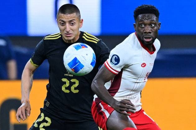 Fußball, CONCACAF Nations League, Mexiko - Kanada RECORD DATE NOT STATED IV CONCACAF NATIONS LEAGUE 2024-2025 Canada vs Mexico Roberto Alvarado (L) of Mexico fights for the ball with Alphonso Davies (R) of Canada during the Semifinal match between Canada and Mexican national team, Nationalteam (Mexico) as part Final Four of the Concacaf Nations League 2024-2025 at SoFi Stadium on March 20, 2025 in Inglewood, Los Angeles, California, United States. INGLEWOOD LOS ANGELES CALIFORNIA UNITED STATES  Copyright: xJorgexMartinezx 20250320210630_CNL_2025_SF_CAN_MEX_ALVARADO126