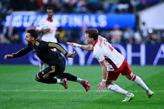 Fußball, CONCACAF Nations League, Mexiko - Kanada RECORD DATE NOT STATED IV CONCACAF NATIONS LEAGUE 2024-2025 Canada vs Mexico Alexis Vega (L) of Mexico fights for the ball with Alistair Johnston (R) of Canada during the Semifinal match between Canada and Mexican national team, Nationalteam (Mexico) as part Final Four of the Concacaf Nations League 2024-2025 at SoFi Stadium on March 20, 2025 in Inglewood, Los Angeles, California, United States. INGLEWOOD LOS ANGELES CALIFORNIA UNITED STATES  Copyright: xJorgexMartinezx 20250320211252_CNL_2025_SF_CAN_MEX_VEGA136