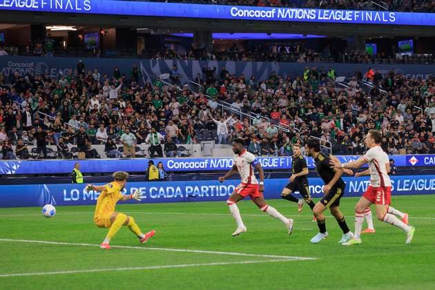Fußball, CONCACAF Nations League, Mexiko - Kanada March 20, 2025, Inglewood, California, USA: Raul Jimenez 9 of the Mexico strikes the ball for a goal during the CONCACAF Nations League Cup Semifinal against Canada on Thursday March 20, 2025 at SoFi Stadium in Inglewood, California. Mexico defeats Canada, 2-0. Mexico will advance to the Final. JAVIER CARDONA PI Inglewood USA - ZUMAp124 20250320_zaa_p124_078 Copyright: xJavierxCardonax