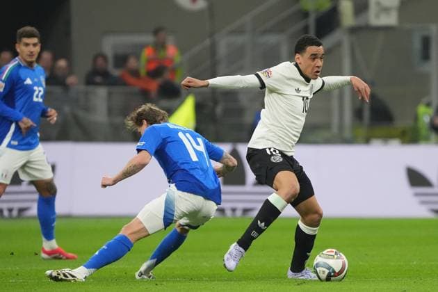 Jamal Musiala (Deutschland, Germany, 10) setzt sich durch gegen Nicolo Rovella (Italien, Italy, Italia, 14) - Mailand 20.03.2025: Italien vs. Deutschland, Nations League Viertelfinale Hinspiel, San Siro
