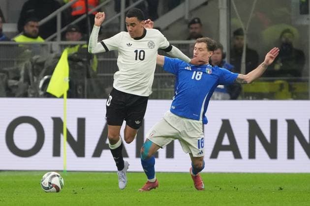 Jamal Musiala (Deutschland, Germany, 10) gegen Nicolo Barella (Italien, Italy, Italia, 18) - Mailand 20.03.2025: Italien vs. Deutschland, Nations League Viertelfinale Hinspiel, San Siro