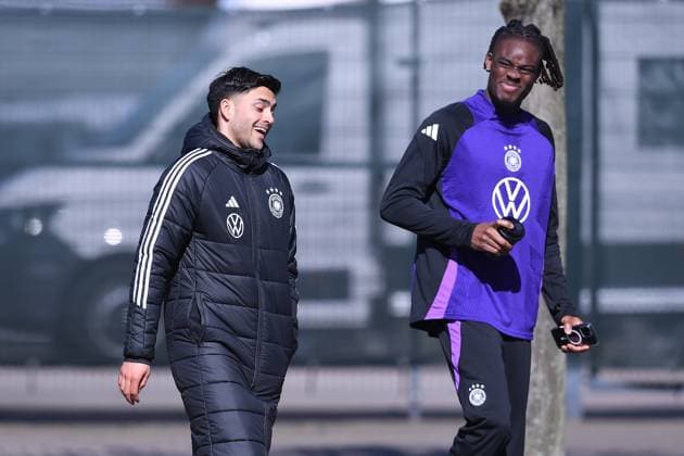 Fußball Training Nationalmannschaft am 18.03.2025 auf dem Trainingsgelände Hohenbuschei in Dortrmund Nadiem Amiri ( Deutschland ), links - Yann-Aurel Bisseck ( Deutschland ), rechts DFB regulations prohibit any use of photographs as image sequences and or quasi-video.